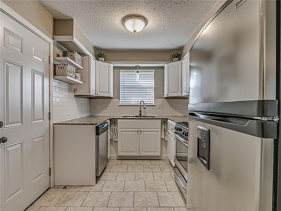 4th image of 19 E 22nd St