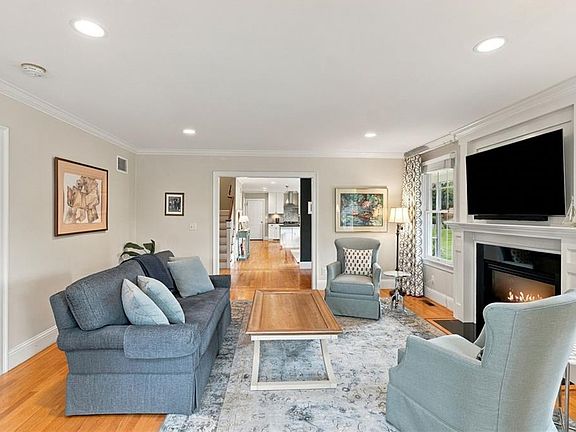 4th image of 17 Pocasset Ln