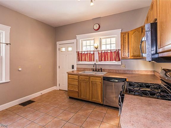 5th image of 1378 Beach Ave