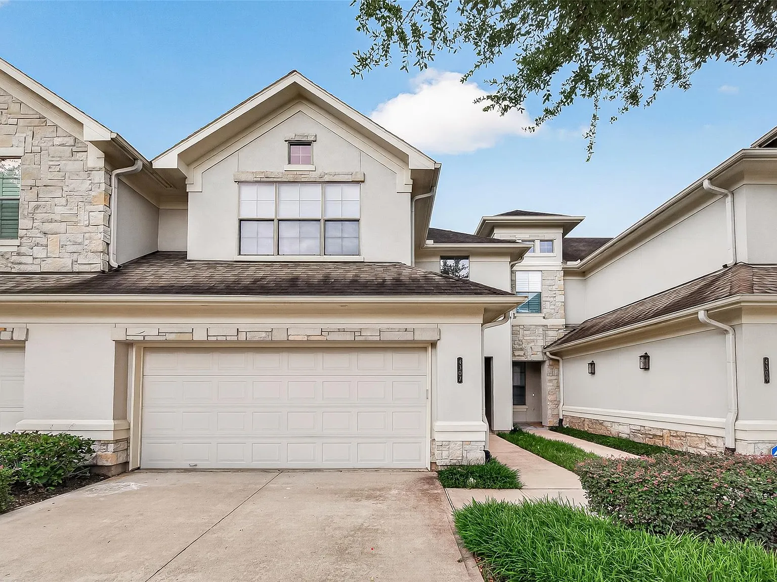 3 bed, 2.5 bath, 2100 sqft, $2,400 — Photo 1