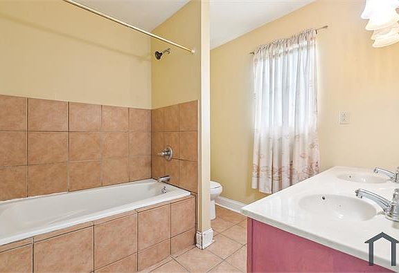 4th image of 2952 Mount Kennedy Dr