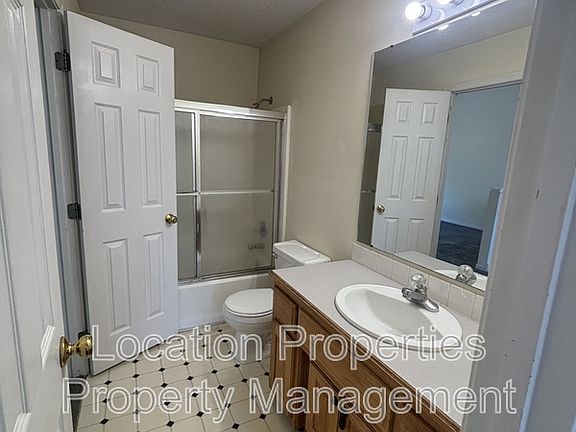 5th image of 2410 Lancaster Dr #1