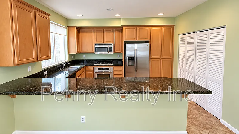 3 bed, 3.5 bath, 1451 sqft, $4,495 — Photo 2