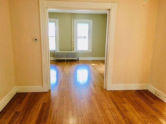 4th image of 526 Thompson Ave Floor 1