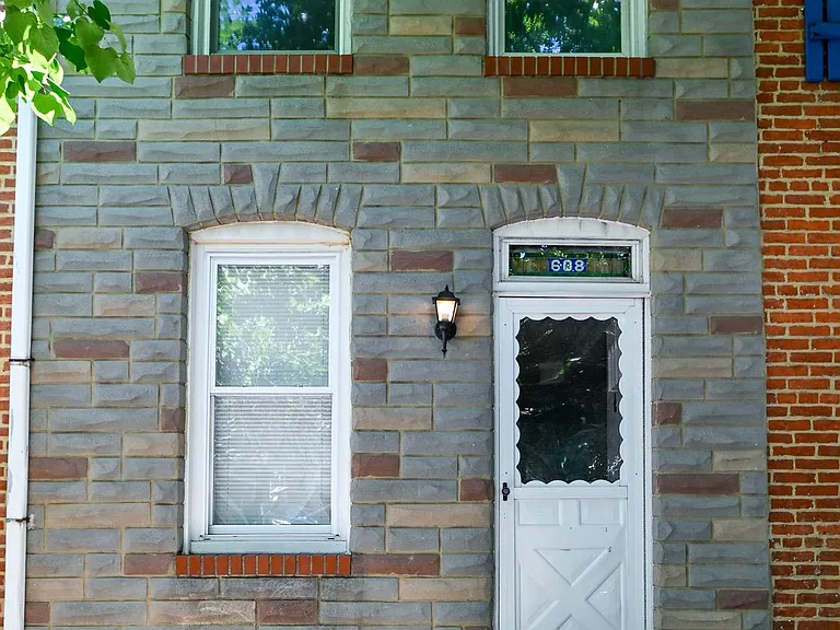 608 S Milton Ave — Photo 2