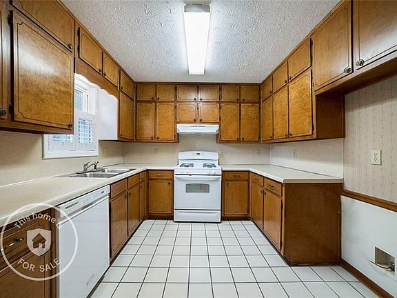 2nd image of 1176 Westwood Pl