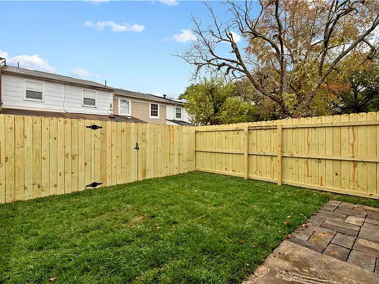 811 S Grosvenor Ct — Photo 23