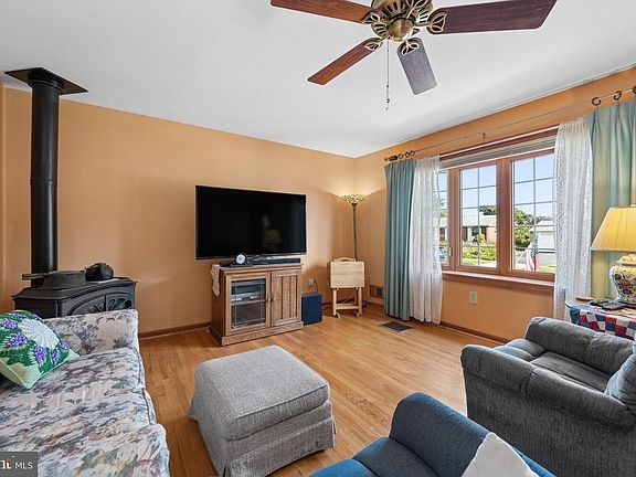 5th image of 216 Glade Blvd