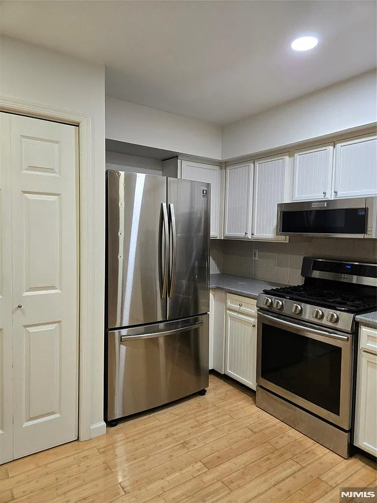 3 bed, 2.5 bath, 1824 sqft, $4,800 — Photo 4