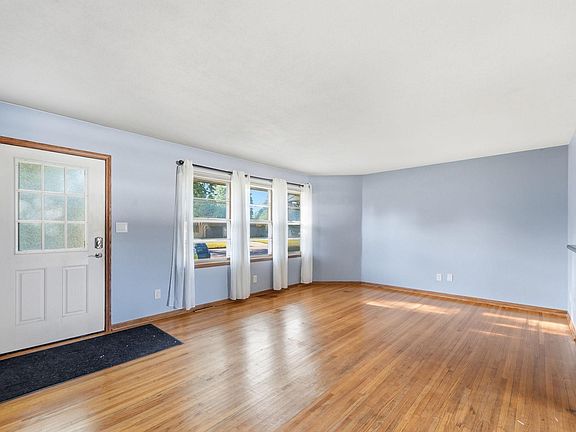 4th image of 924 Fuller St S