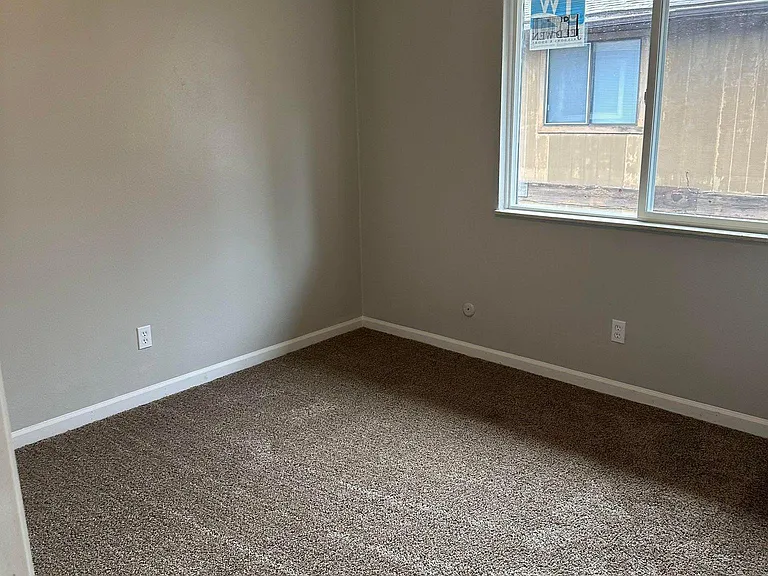 2624 Eastview Dr #5 — Photo 4