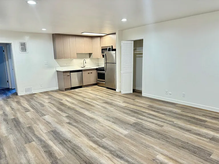 241 W Tujunga Ave #E — Photo 3