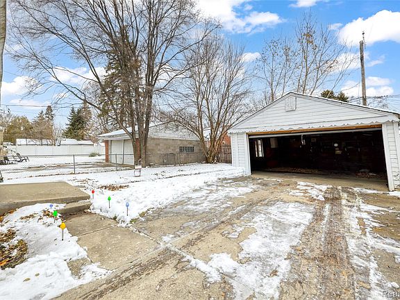 4th image of 19974 Charest St