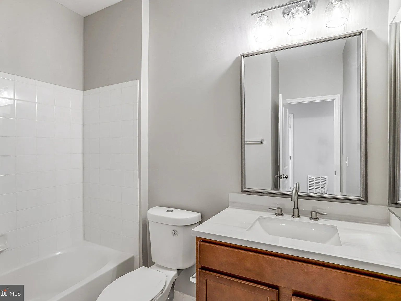 3 bed, 3.5 bath, 2620 sqft, $3,375 — Photo 3