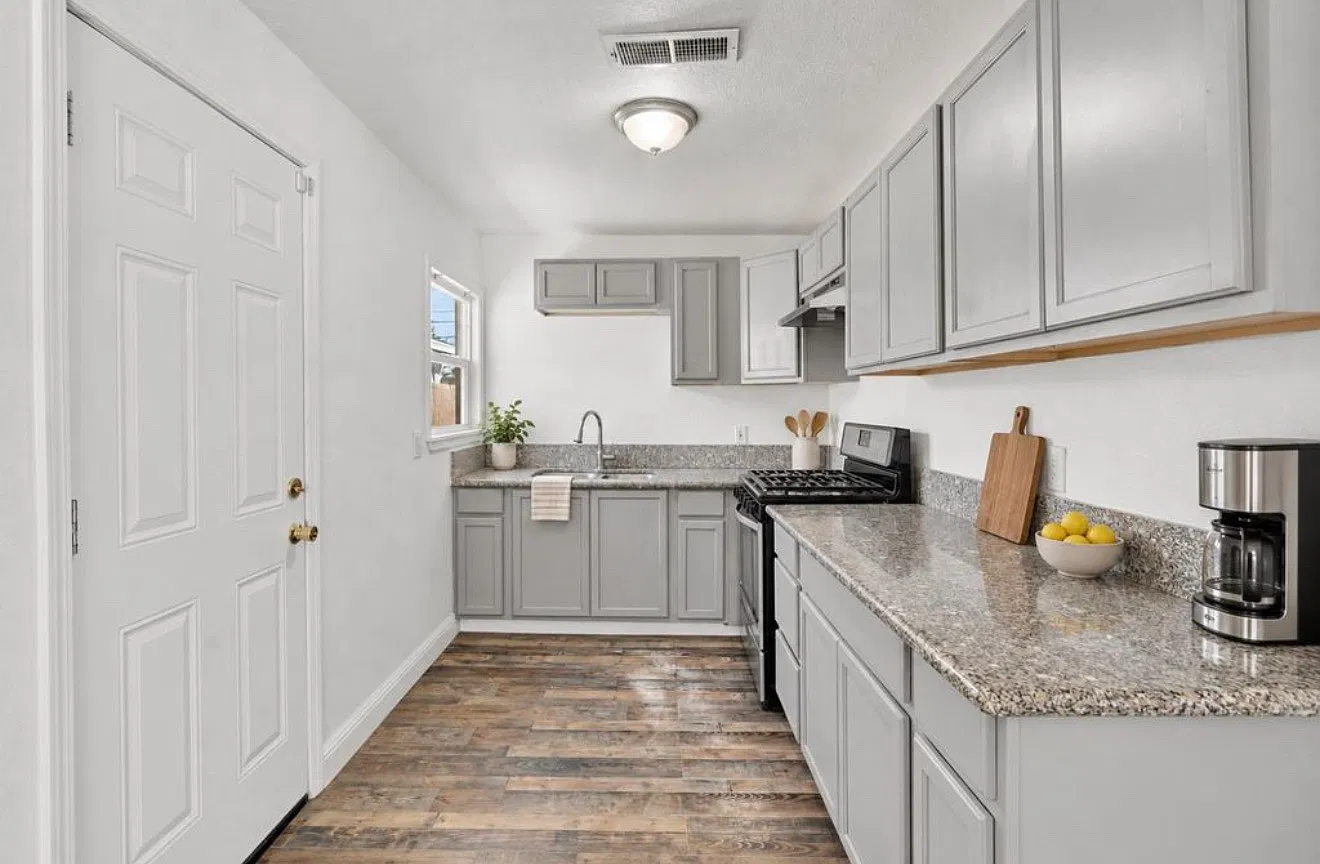 3 bed, 988 sqft, $2,050 — Photo 1