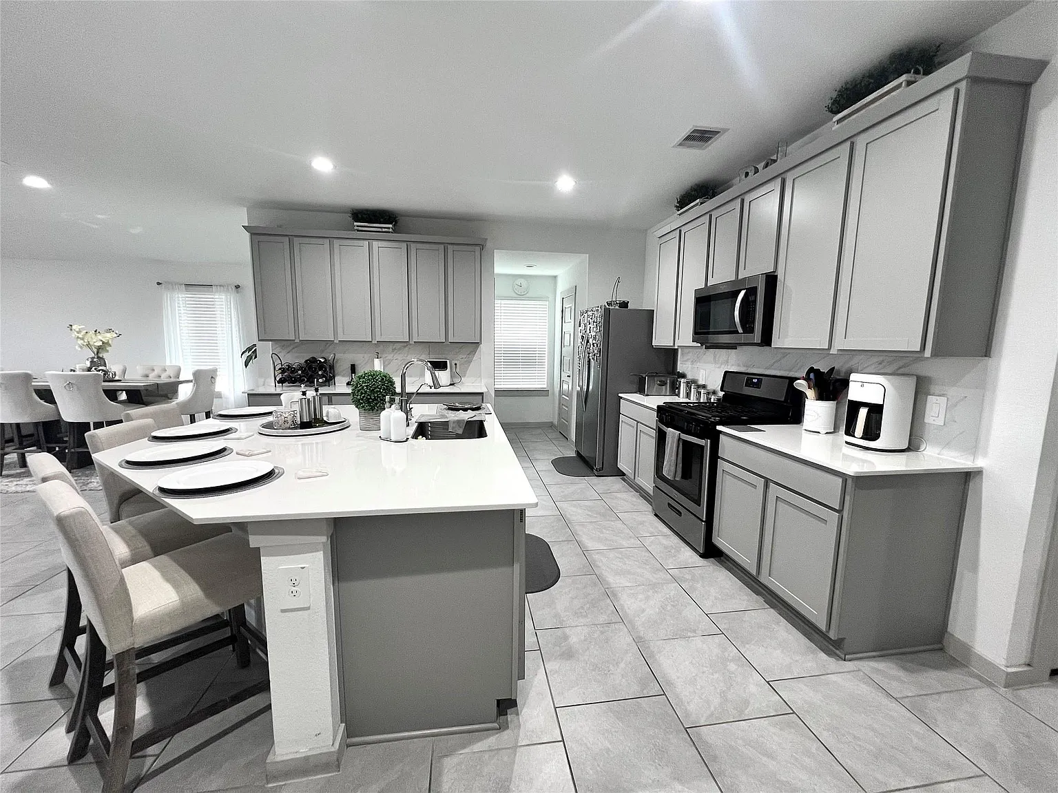4 bed, 2.0 bath, 2061 sqft, $2,195 — Photo 4