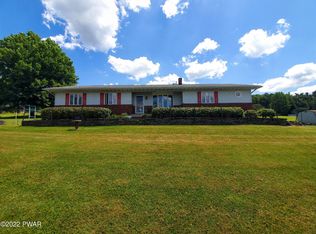 18 Oakwood Ter, Hawley, PA 18428