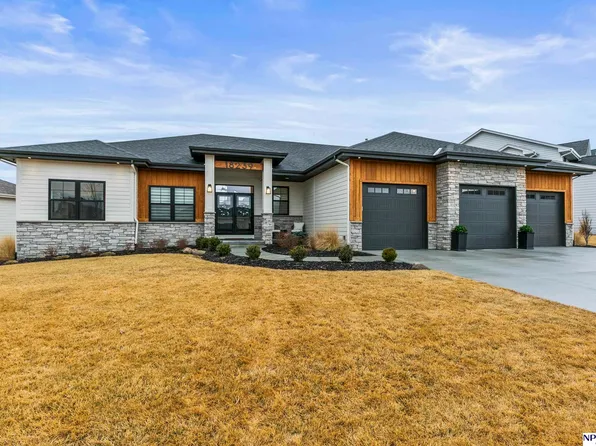 18239 Cheyenne Rd, Omaha, NE 68136