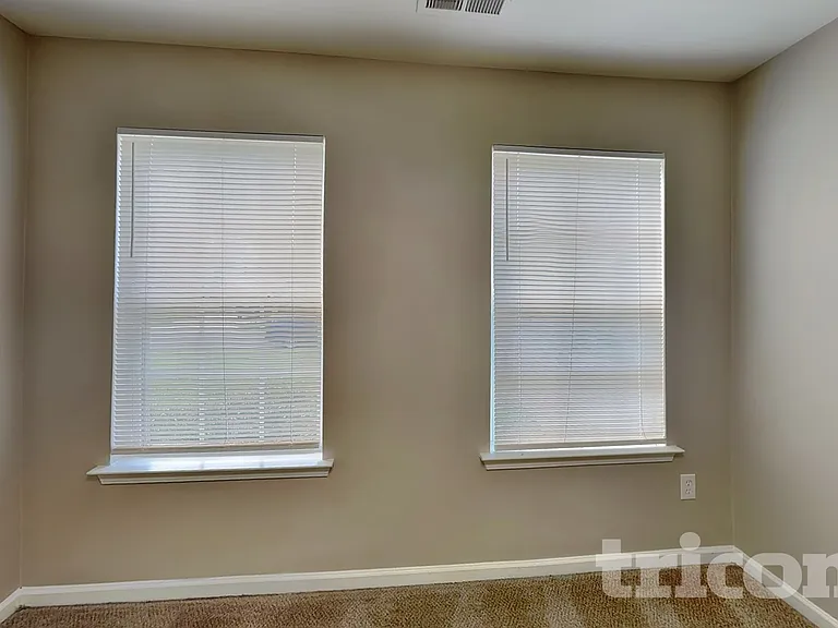 106 Newport Dr — Photo 4