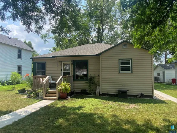 422 E 2nd St, Parker, SD 57053