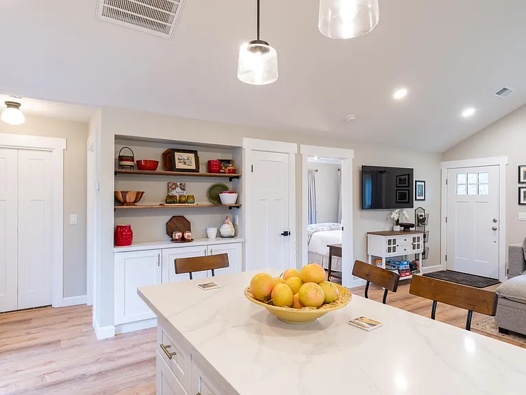 Magnolia Ave — Photo 12