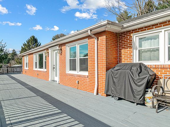 3rd image of 1407 Crestview Dr