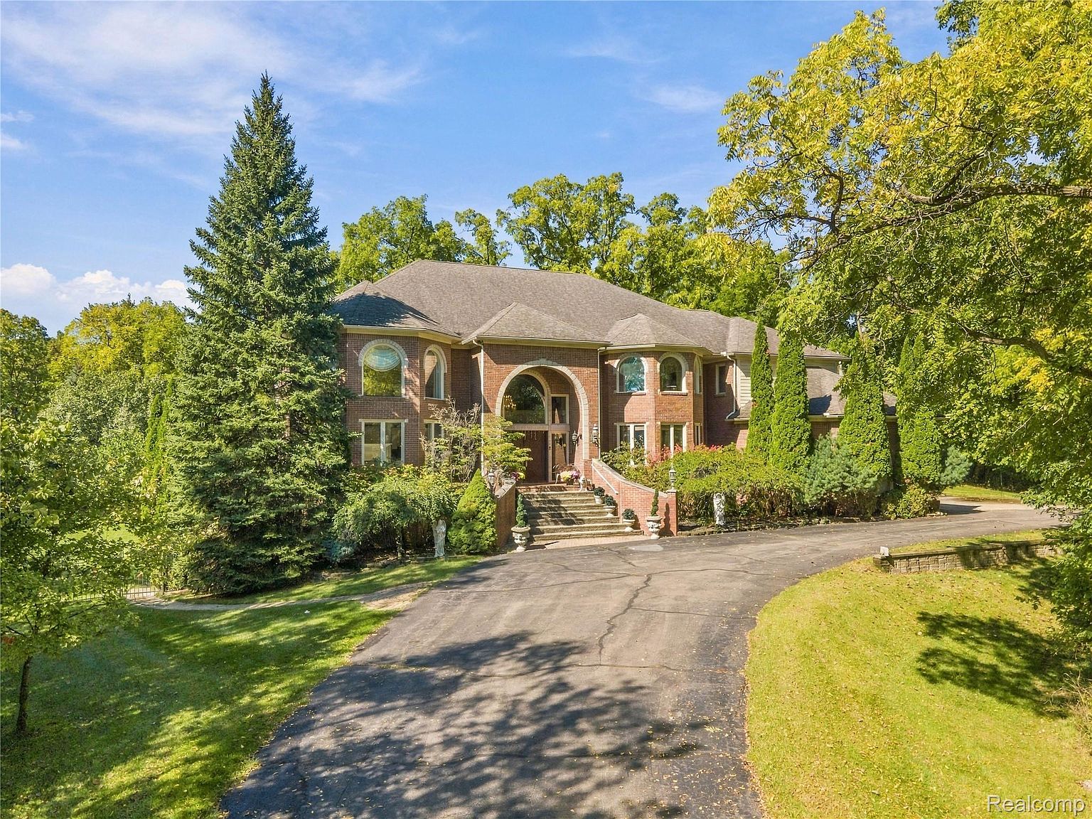 6364 Golden Ln, West Bloomfield, MI 48322