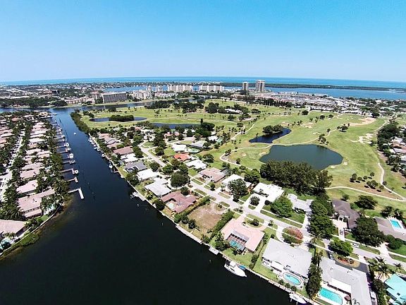 4th image of 1029 Country Club Dr