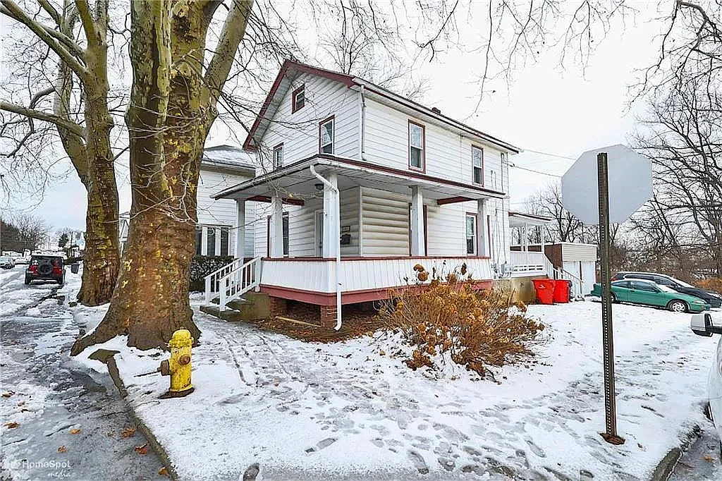 802 Bridge St — Photo 2