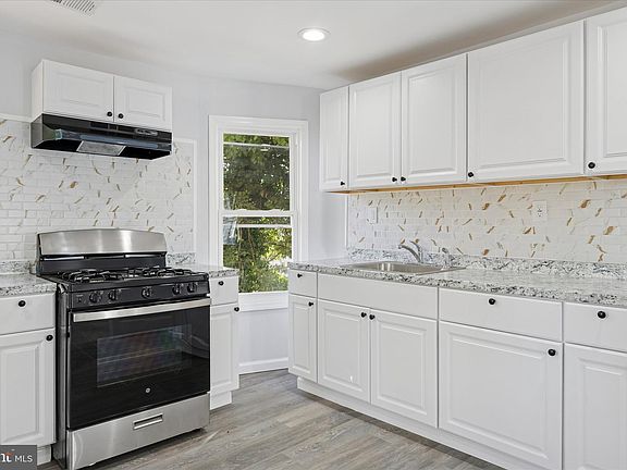 3rd image of 566 Rutherford Ave #2