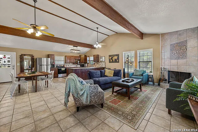 3 bed, 2.0 bath, 1800 sqft, $2,750 — Photo 2