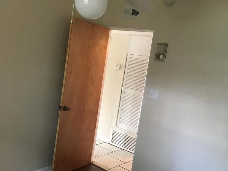 2932 NE 10th Dr — Photo 3
