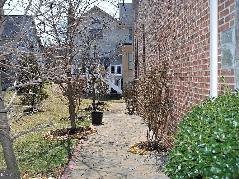 7582 Venture Dr — Photo 22