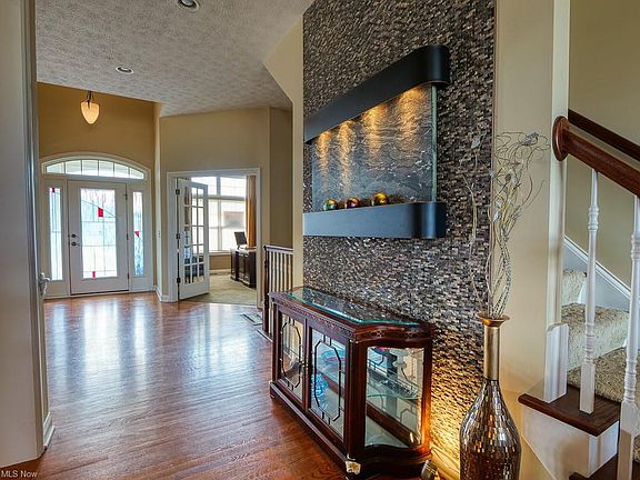 4th image of 156 Queensbury Pl