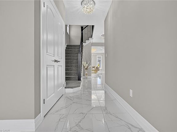 4th image of 284 Chokecherry Cres