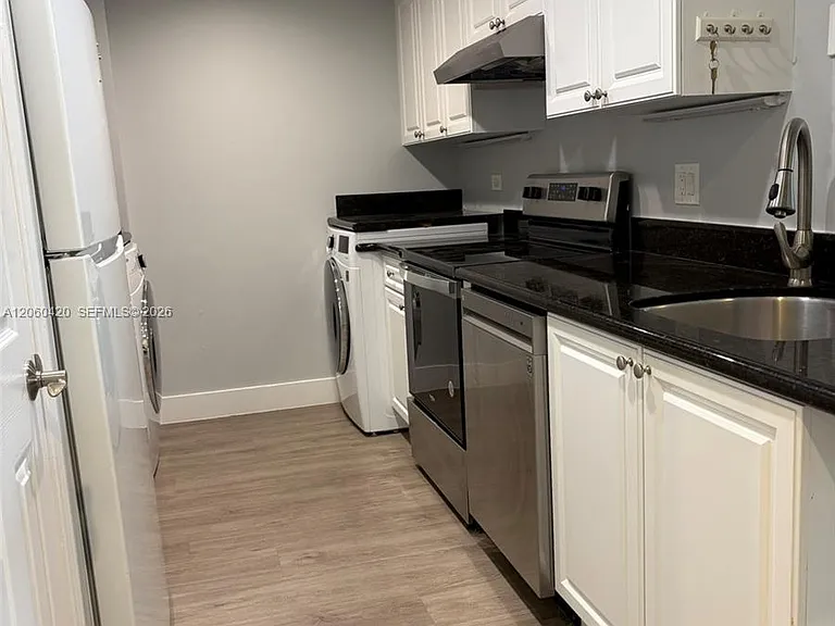 2100 Greenview Shores Blvd #513 — Photo 9