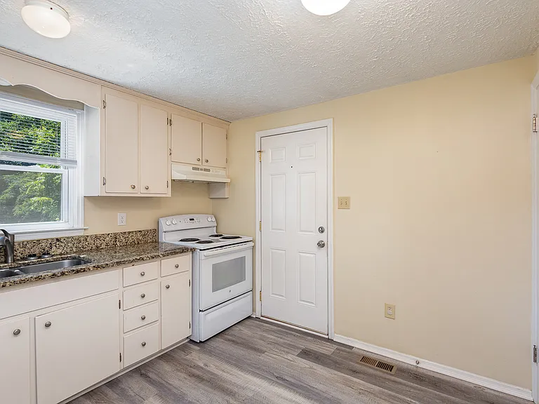3131 Vestal Pl — Photo 6
