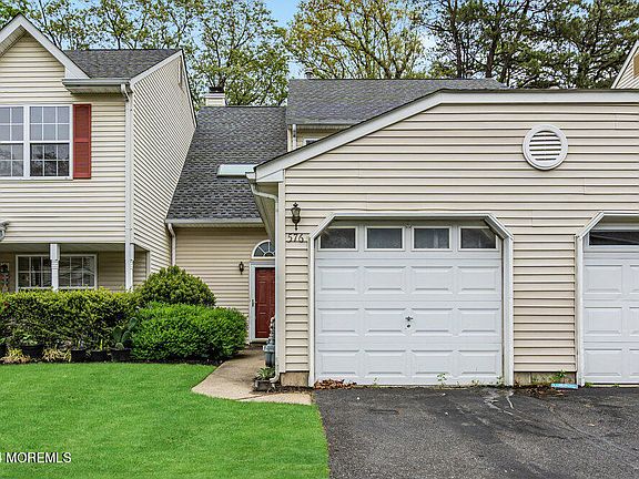 3rd image of 576 Woodbine Lane