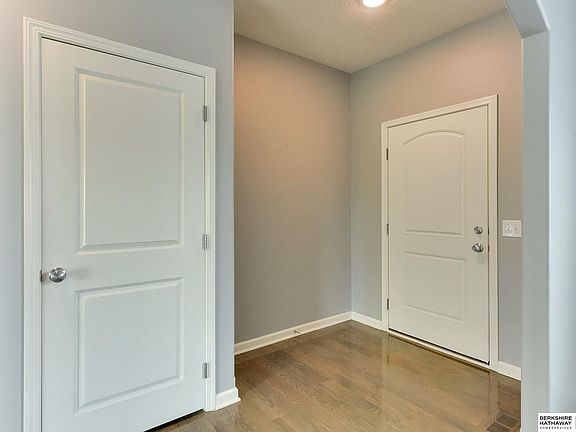 4th image of 18425 Harney St