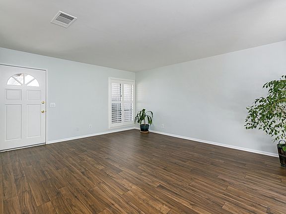 3rd image of 208 Eveningside Gln