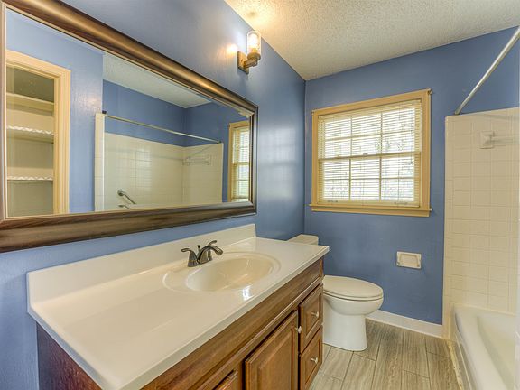 4th image of 2110 Woodside Dr