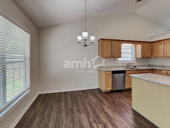 5th image of 3120 Victoria Park Dr