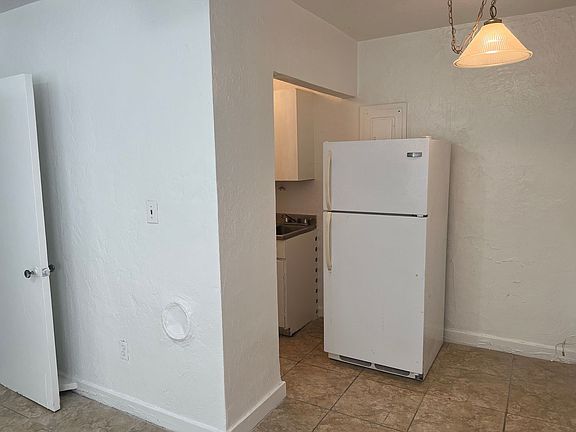 2nd image of 879 Campus Cir #1