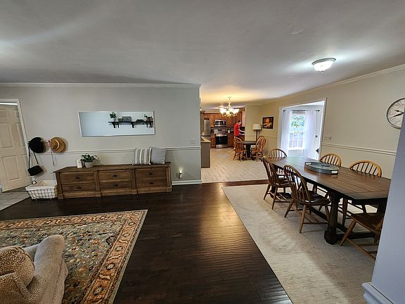 4th image of 309 Eisenhower Dr