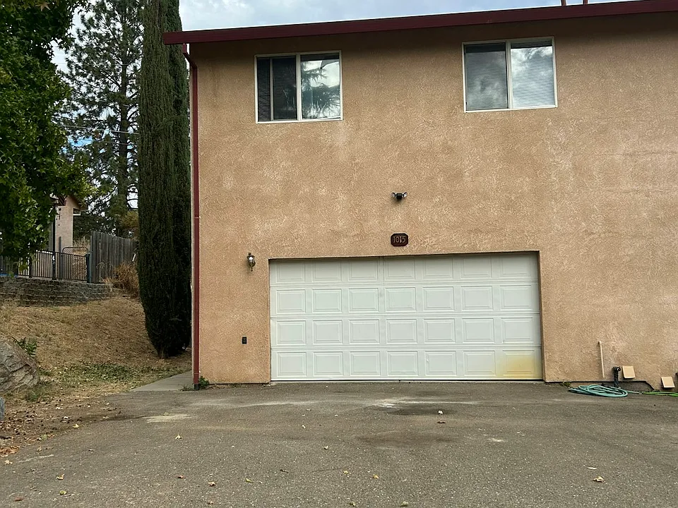 1015 Elizabeth Ln