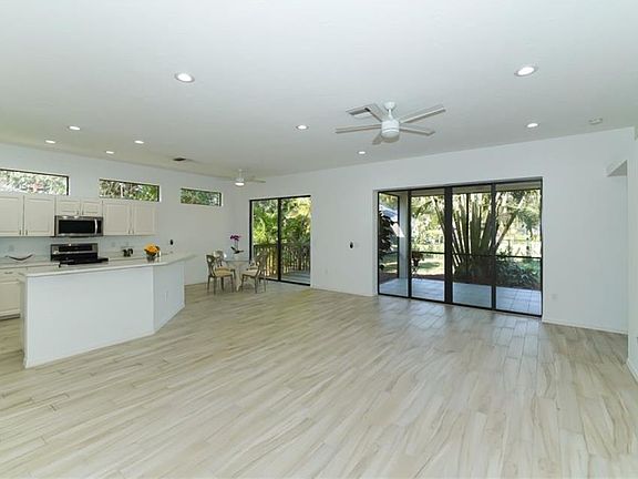 5th image of 15 Arbor Oaks Dr