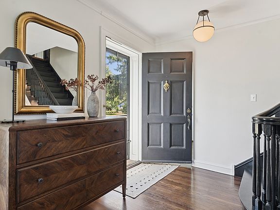 5th image of 298 Dickens St