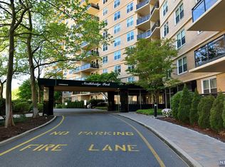 2200 N Central Rd APT 10U, Fort Lee, NJ 07024