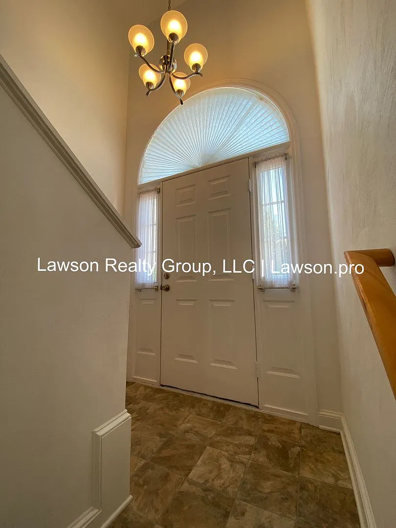 Three Bedroom Split Level with Garage and Fenced Yard — Photo 4