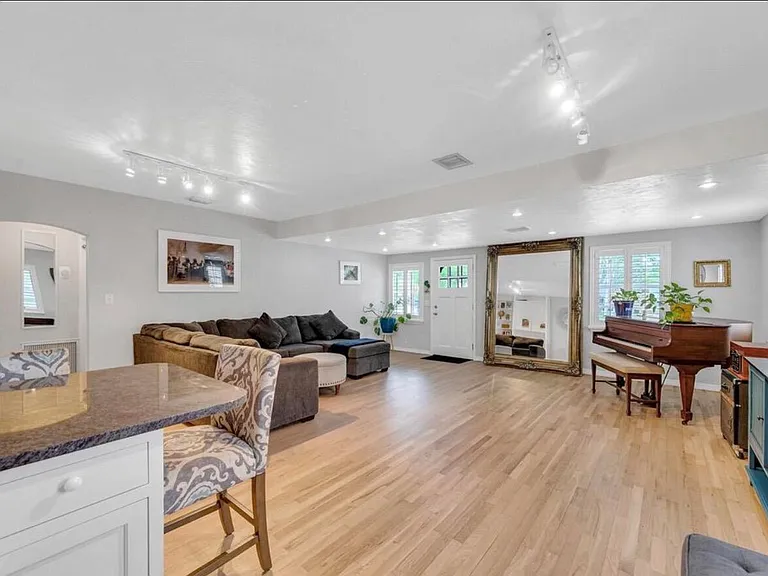 517 SW 10th St — Photo 12